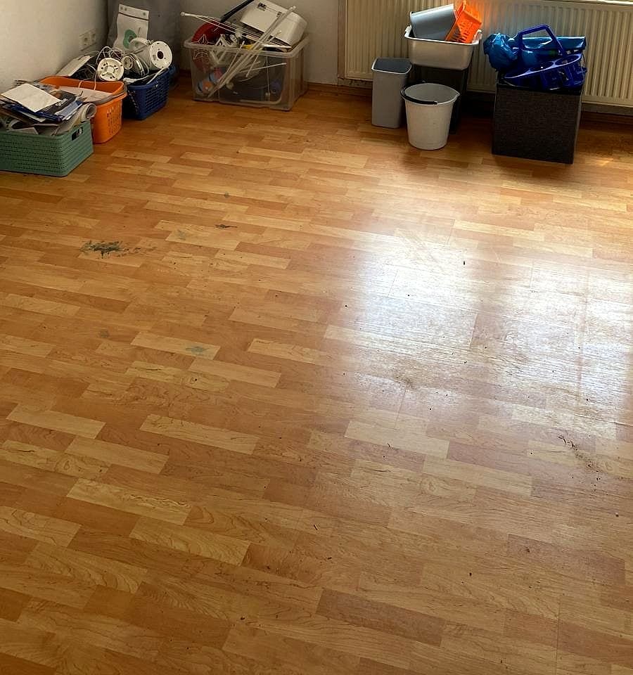 Weitgehend geräumter Wohnraum mit freiem Bodenbelag