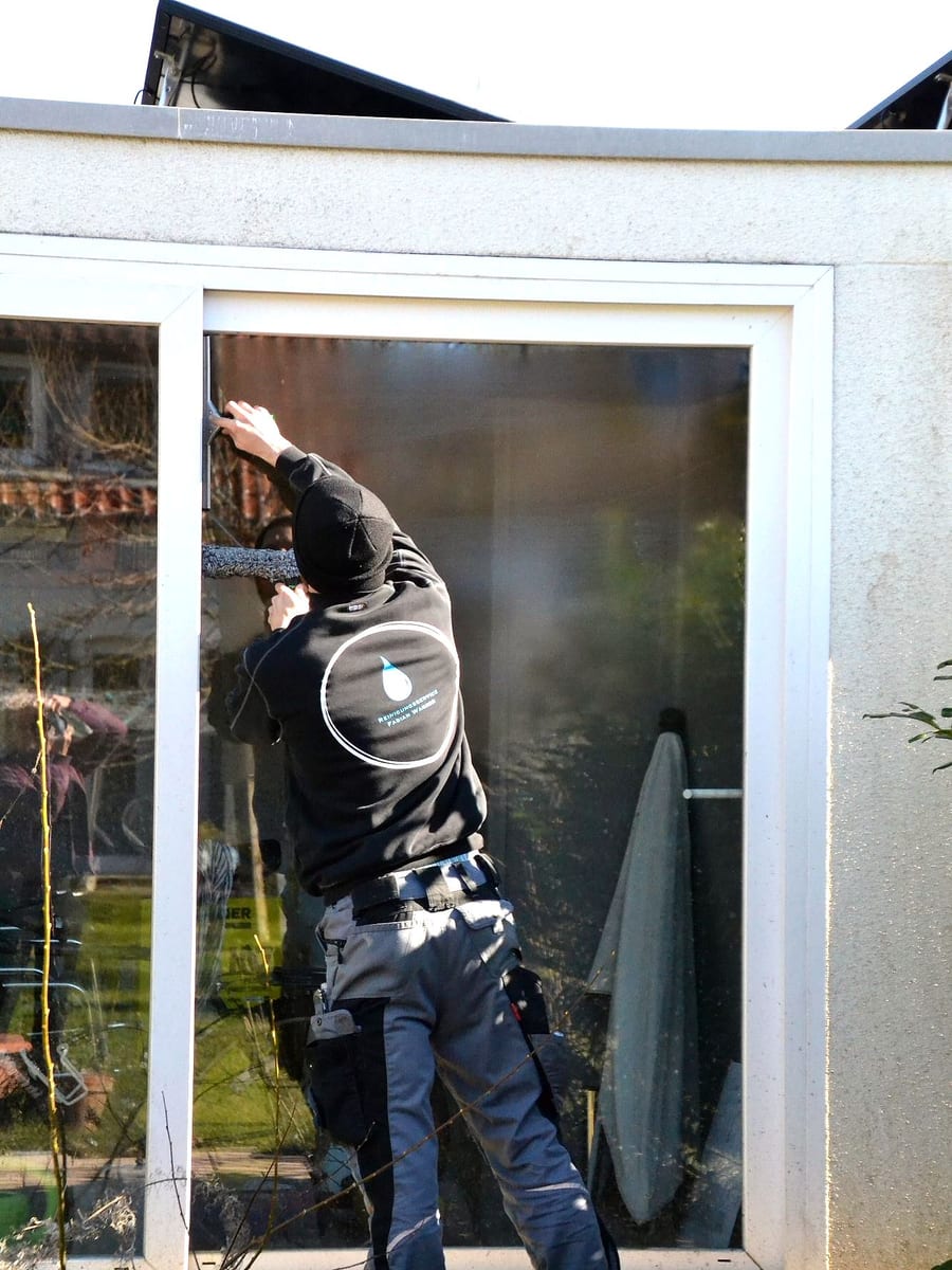Fensterreinigung an einer großen Fensterfront