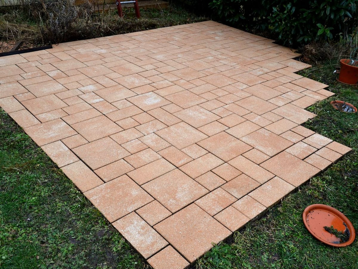 Gereinigte Terrassenfläche aus hellem Betonpflaster