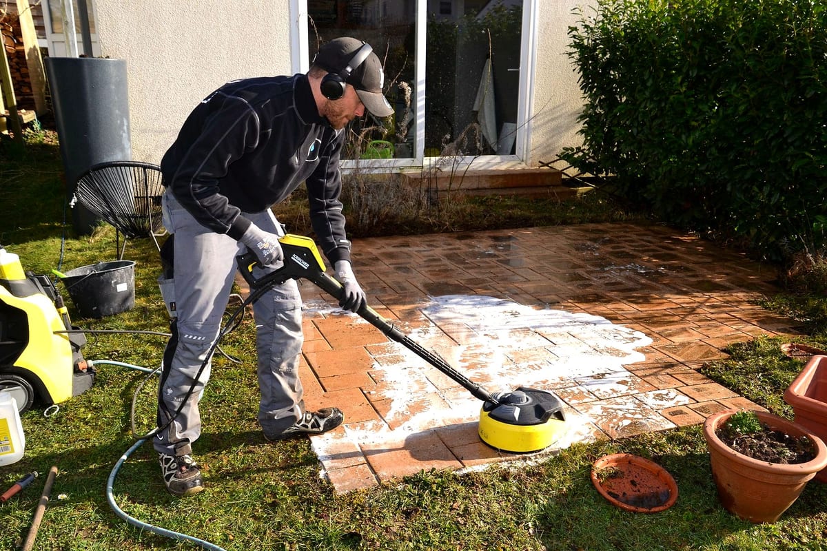 Terrassenreinigung mit dem Flächenreiniger